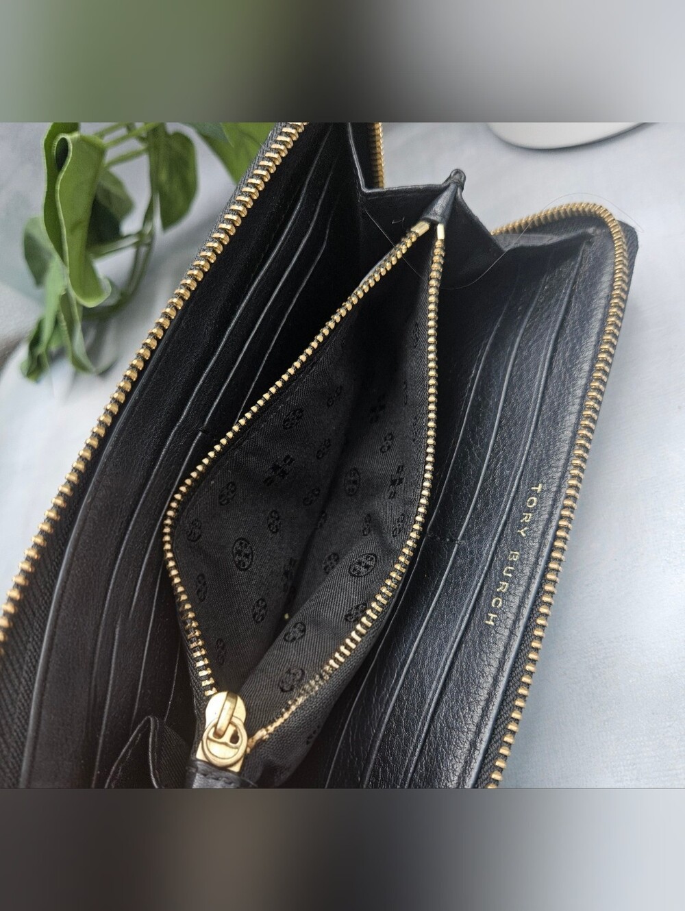 Tory Burch black continental wallet features a prominent embossed logo and leath - Picture 11 of 15